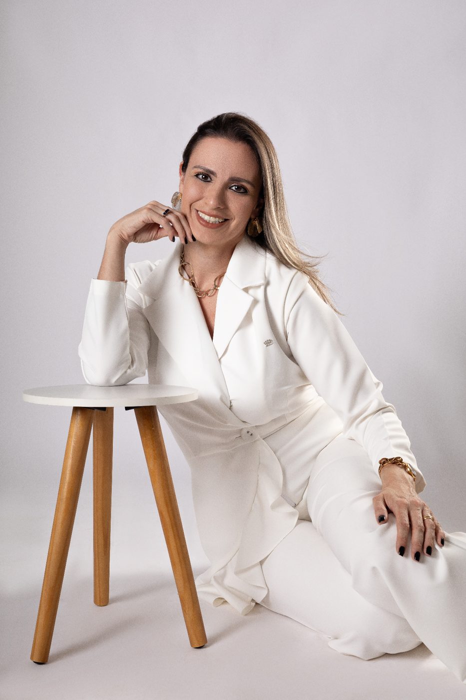 Dra. Michelle Scabello Terzariol sentada, sorrindo