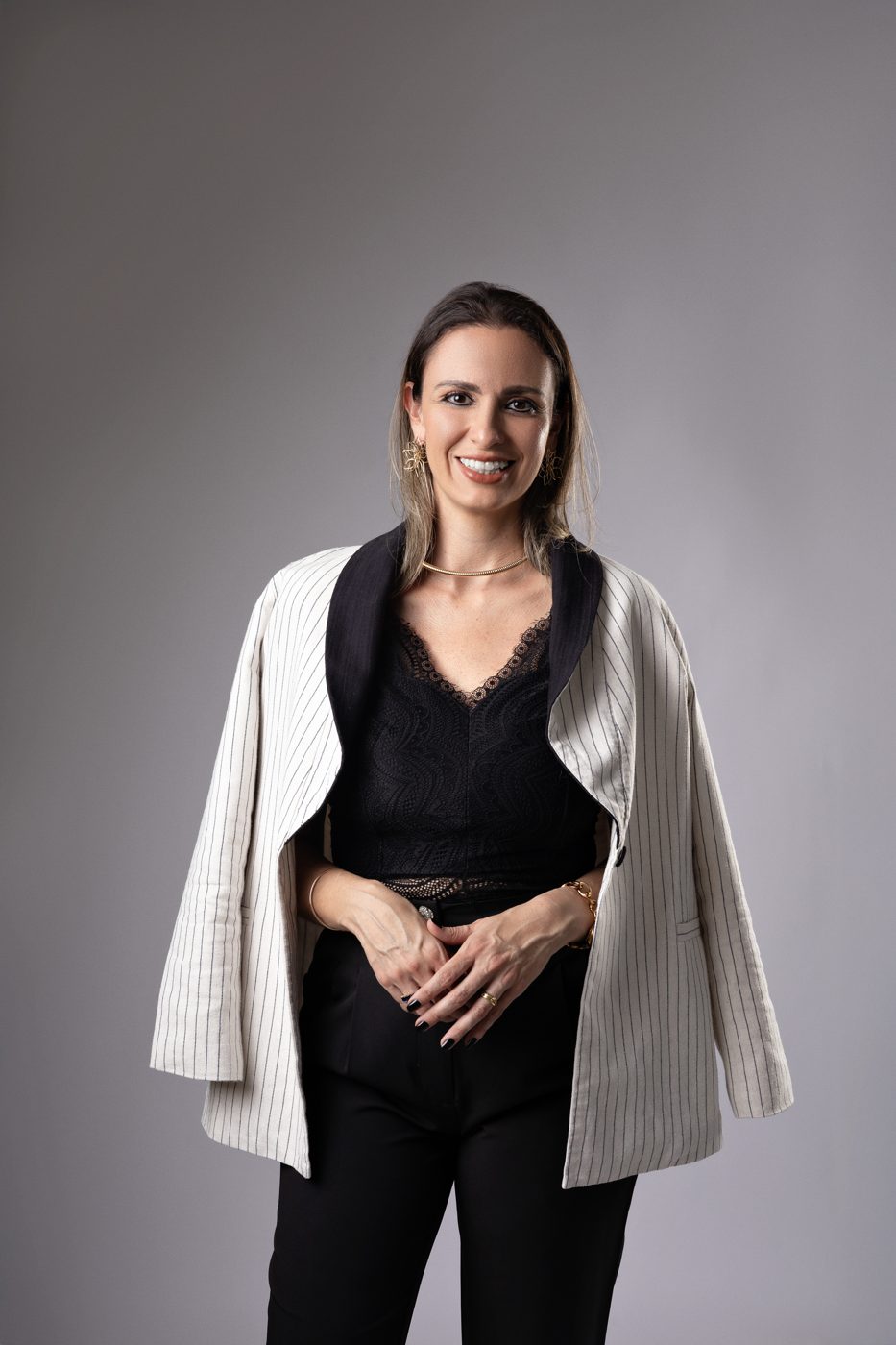 Dra. Michelle sorrindo com o blazer nos ombros